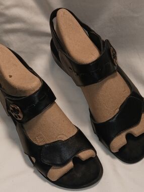 Walking Cradles Sandals 7.5B